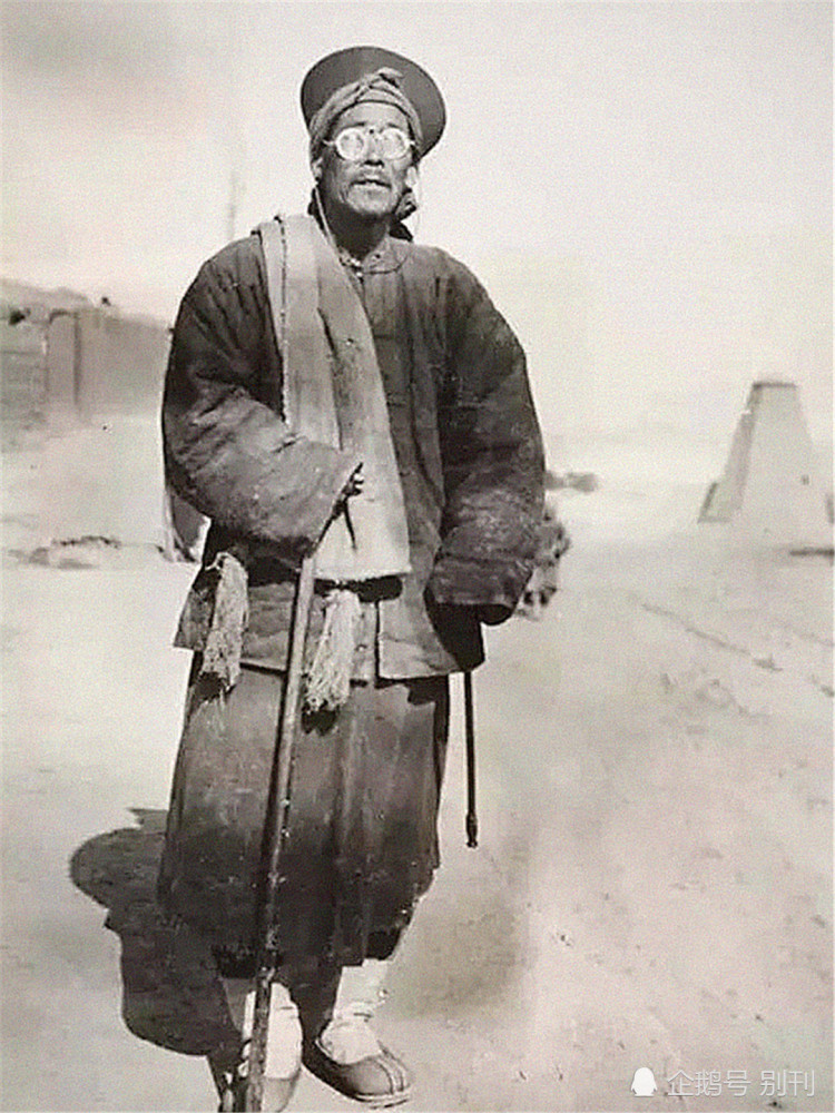 旧社会穷人真实老照片,衙役衣服破破烂烂,山里少年地里拾粪取暖
