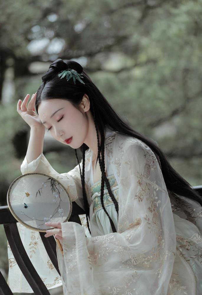 池塘边的走廊上,气质古装美女