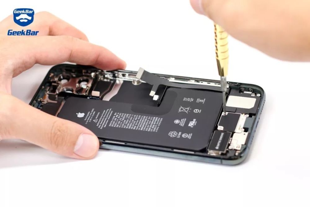 14,拆下taptic engine,震动器 15,拆下底部扬声器 16,拆下剩余螺丝后
