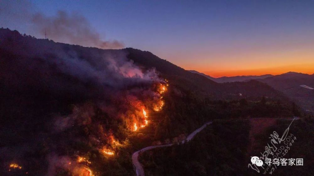 寻乌河岭发生火烧山,火势凶猛,致敬逆行救火英雄!