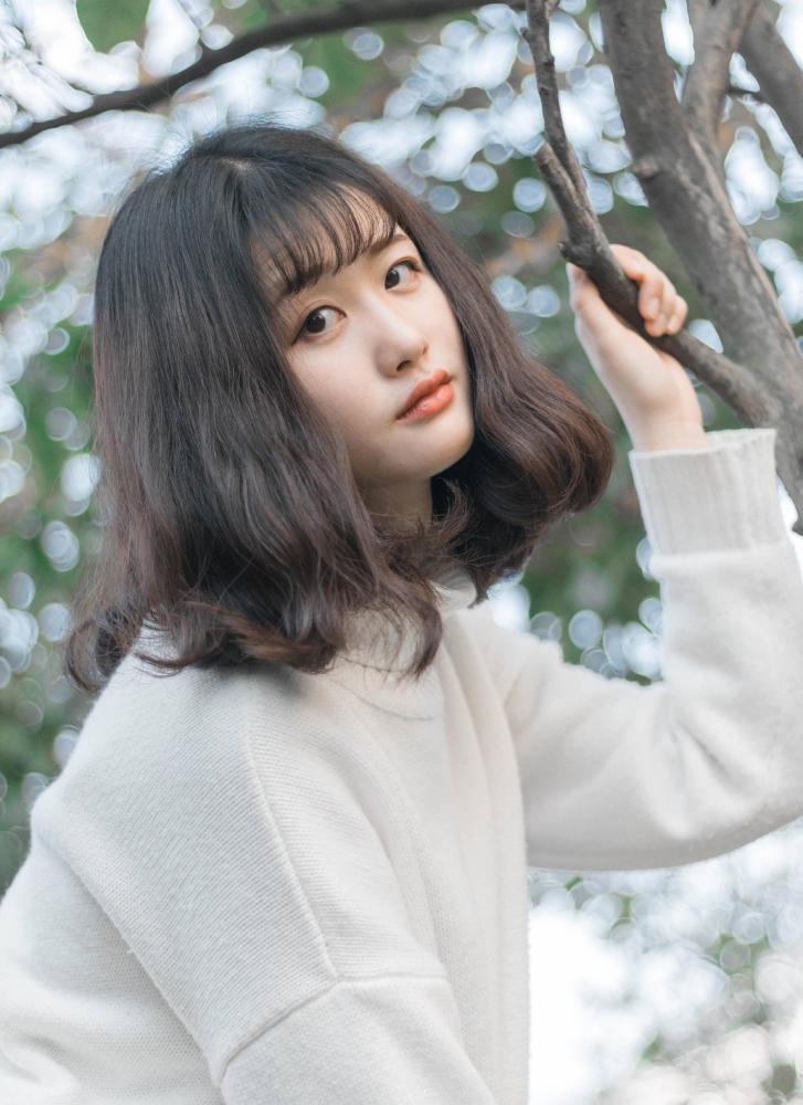 绿树旁的短发美女,养眼的组合