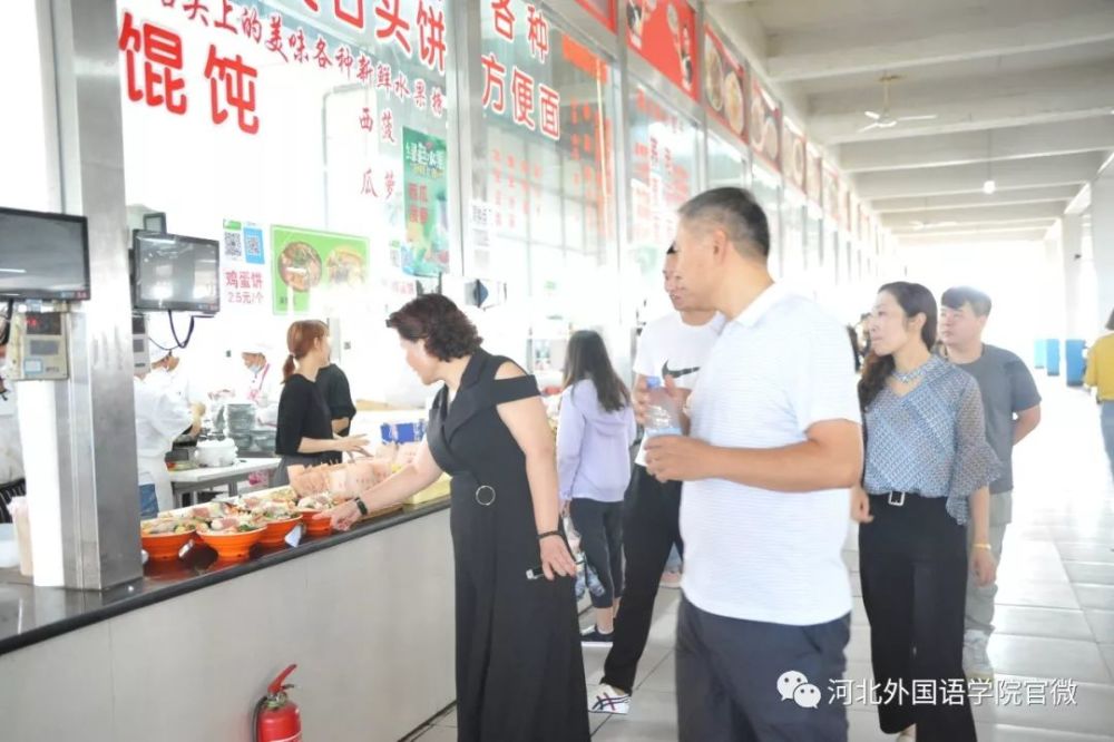 亲民!河北外国语学院习校长亲探食堂,为同学们的