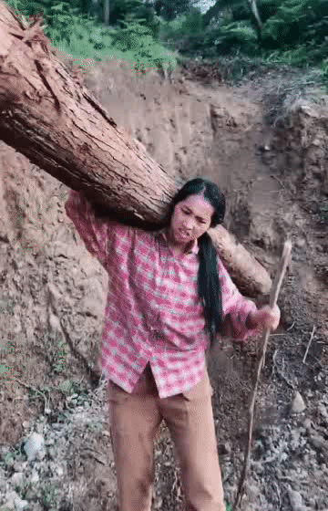 深不知处,田间地头里 都能看到她的身影 远远望去还以为是一个大男人