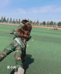 搞笑gif趣图:现在的学妹真狠,发起疯了连自己都不放过!