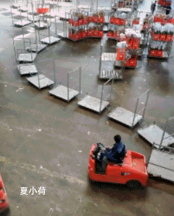 搞笑gif趣图:现在的学妹真狠,发起疯了连自己都不放过!