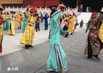 搞笑gif趣图:现在的学妹真狠,发起疯了连自己都不放过!