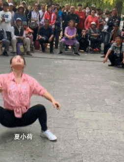 搞笑gif趣图:现在的学妹真狠,发起疯了连自己都不放过!