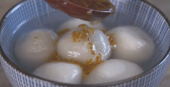 煮好的汤圆里,趁热加入一勺桂花,立马香气四溢~桂花独有的浓郁香气铺