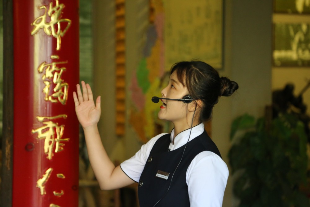 山东00后女导游备战十一旅游黄金周,18岁生日岗位上度过