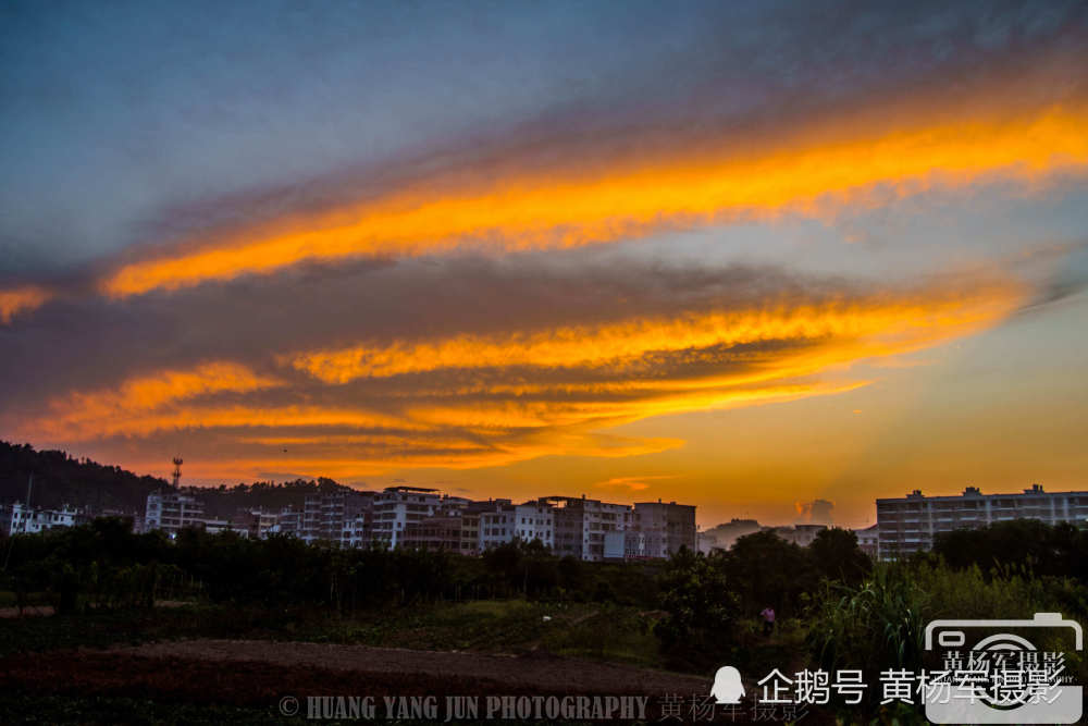 一排排整齐的农村楼房在夕阳下风景熟悉又迷人.