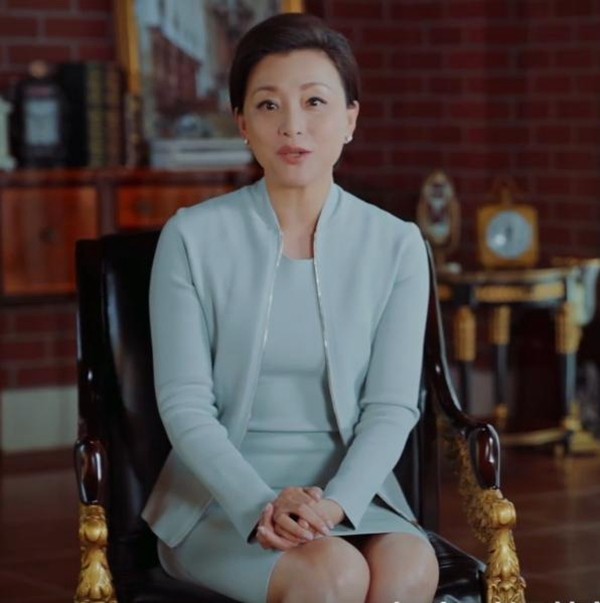 杨澜身穿一套职业装,时尚靓丽,知性优雅