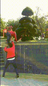 搞笑gif:不,长得丑就要像我一样赶紧找个深山躲起来