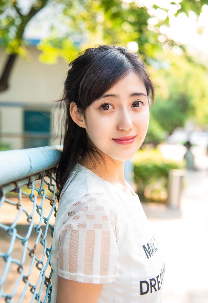 校园女神,对着镜头甜美微笑