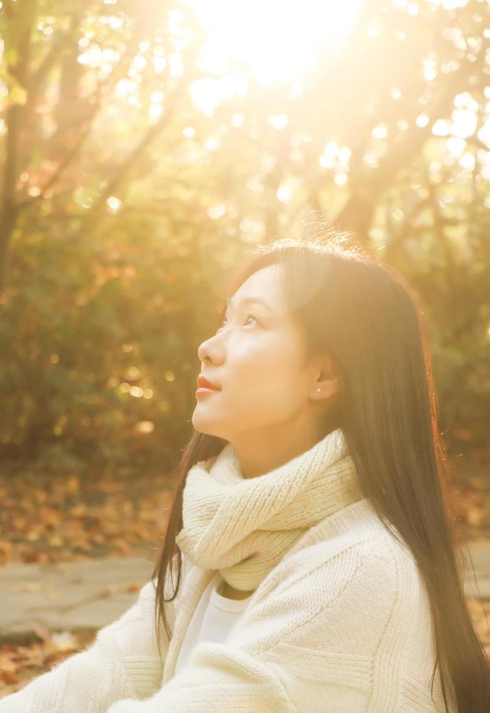 淑女风女孩,阳光下的笑容很暖