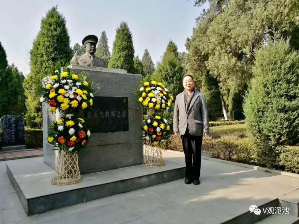 将军长子张冀在县烈士陵园的将军夫妇墓旁留影