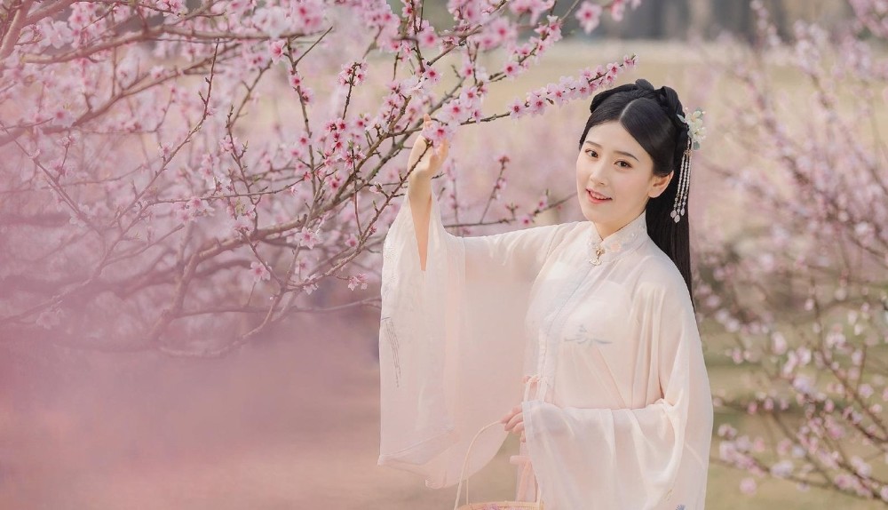 桃花林的花丛中,古风长裙气质迷人