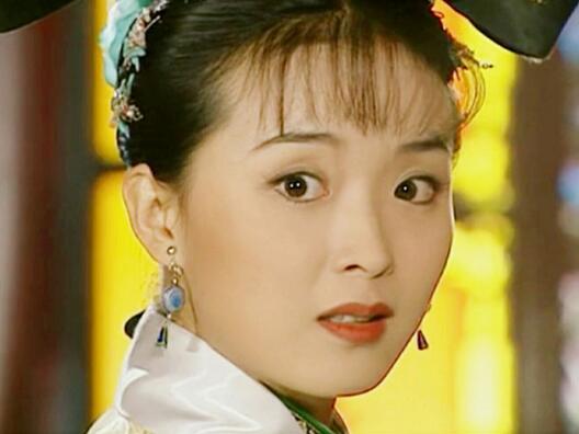 王艳在《还珠格格》饰演的晴格格,美丽高贵大方,这一回眸,不仅让萧剑