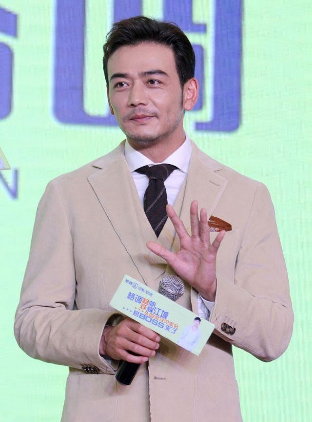 杨烁帅气亮相,现场人山人海人气高涨,和娜扎合作因油腻上热搜!