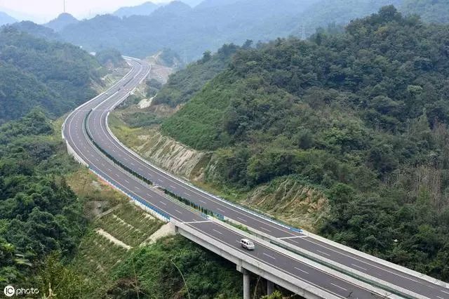 呈南北走向,北起于乐业县,接拟建的惠水至罗甸高速公路,南至百色市,与