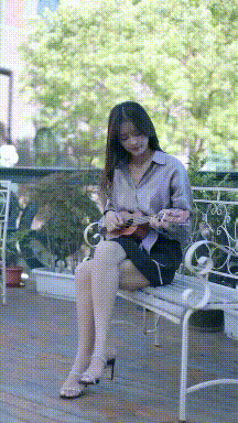 搞笑gif:大娘们在找棍子呢,还不快跑