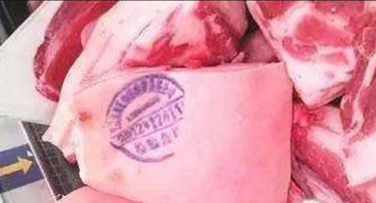 而红色盖章的猪肉是母猪肉,母猪肉的肉质比较老,在烹饪的过程当中很难