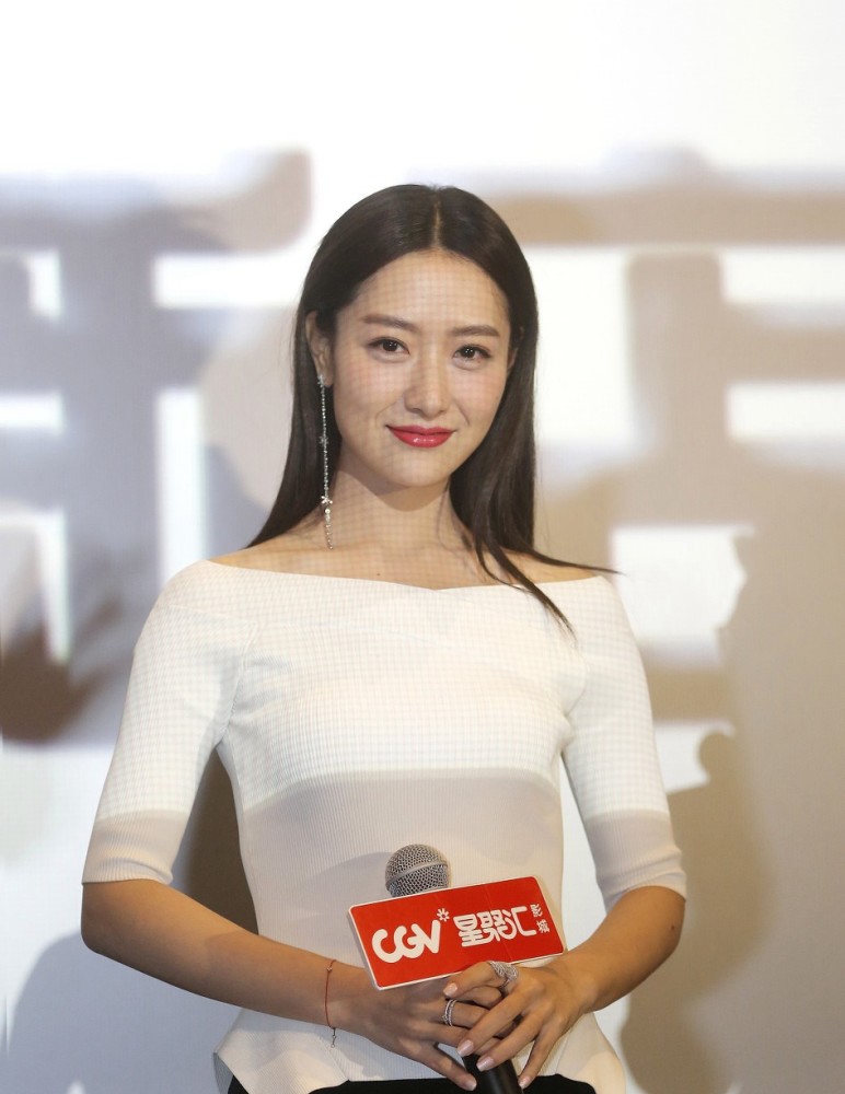 娇俏可人的白冰,眼神温柔,这眼睛太让人难忘了