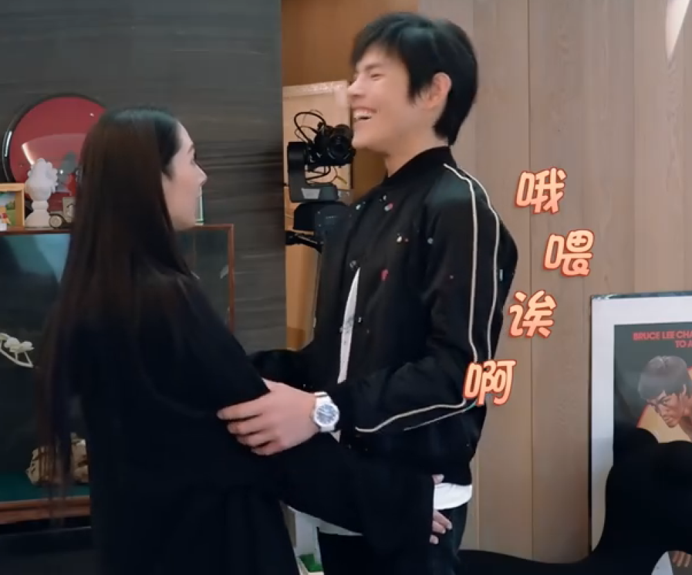 向佐用脚和合伙人打招呼,谁注意他手在干啥?网