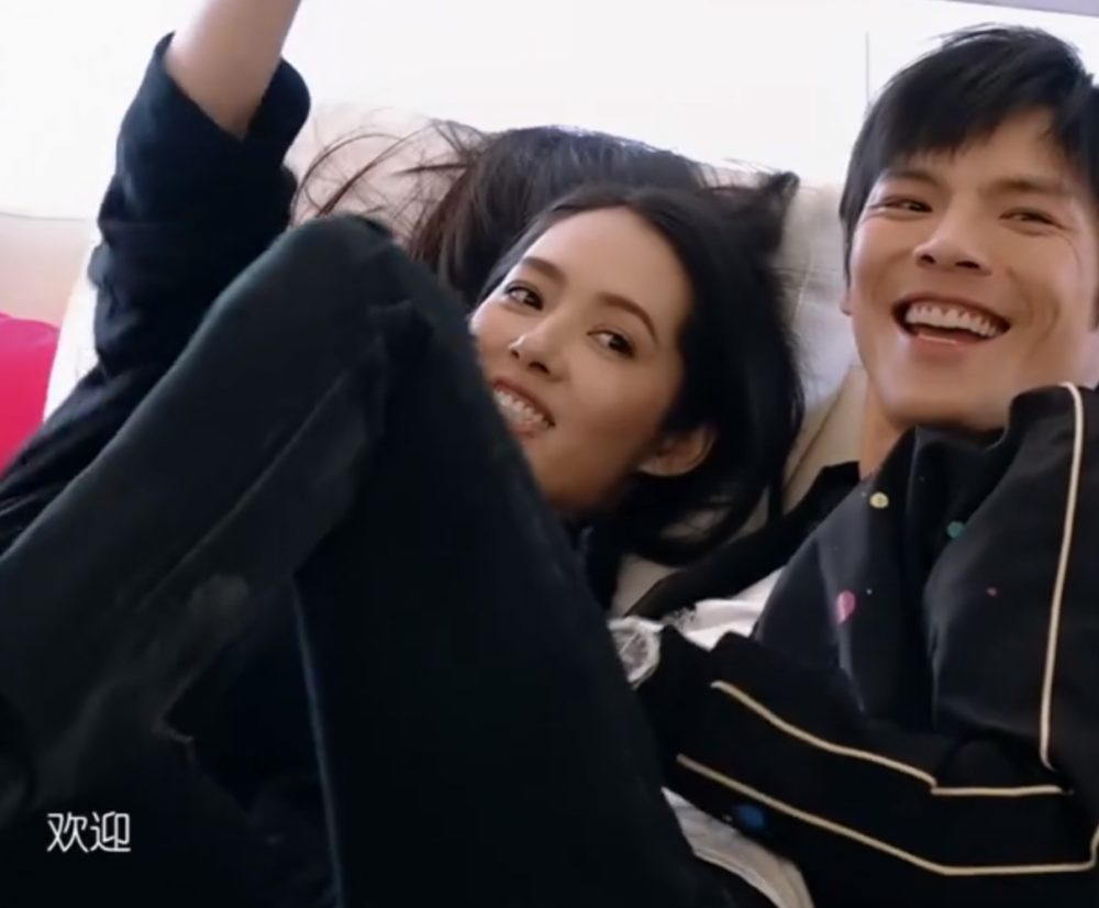 向佐用脚和合伙人打招呼,谁注意他手在干啥?网