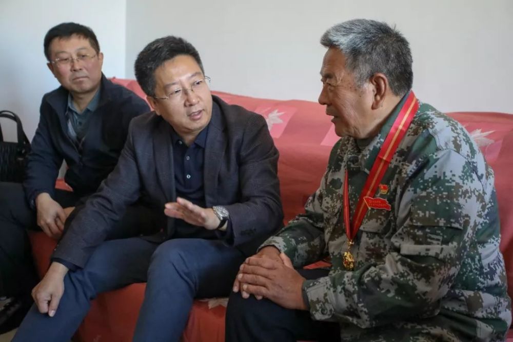 孙恒义看望慰问"全国模范退役军人"尚玉山