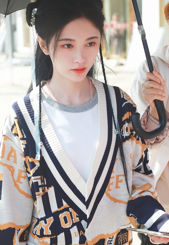 鞠婧祎下班来不及卸妆,当她低头看手机,这睫毛咋画出来的?