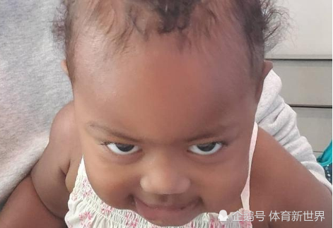 韦德小女儿做出生气瞪眼的表情,这个表情是不是看着很熟悉呢?