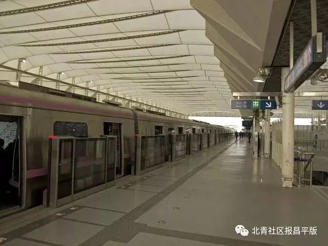 北京地铁昌平线西二旗站的站台 下面照片是自南向北看的情况,上层是