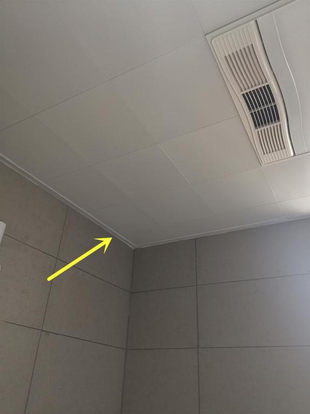 厨卫用铝扣板吊顶省钱不用收边条,师傅:以后吊顶脱落了可别怪我