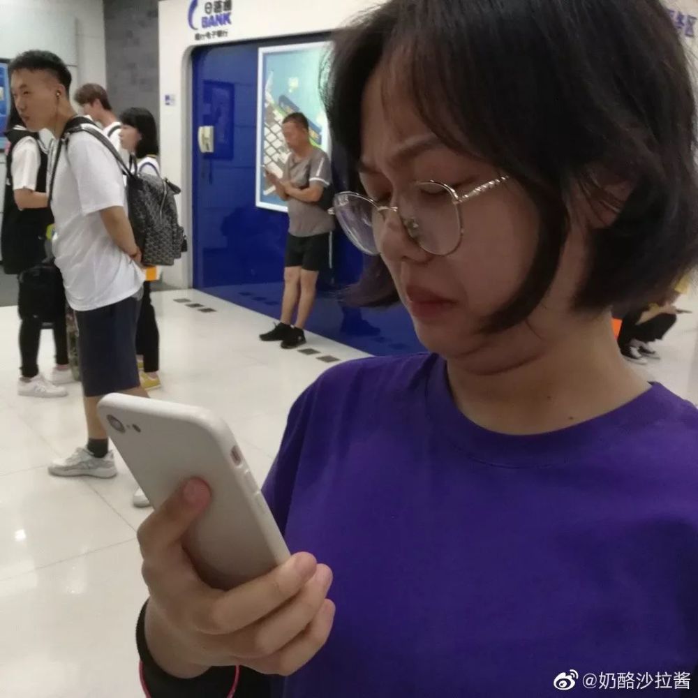 奶酪沙拉酱: 地铁,老人,手机