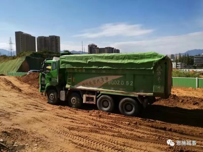 恩施市对城区建筑渣土工地,运输车辆进行摸排并宣传相关法规