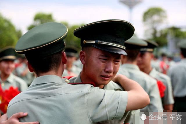 面对退伍,我国士兵离别时痛哭流涕,不舍得,而美国却笑容满面?