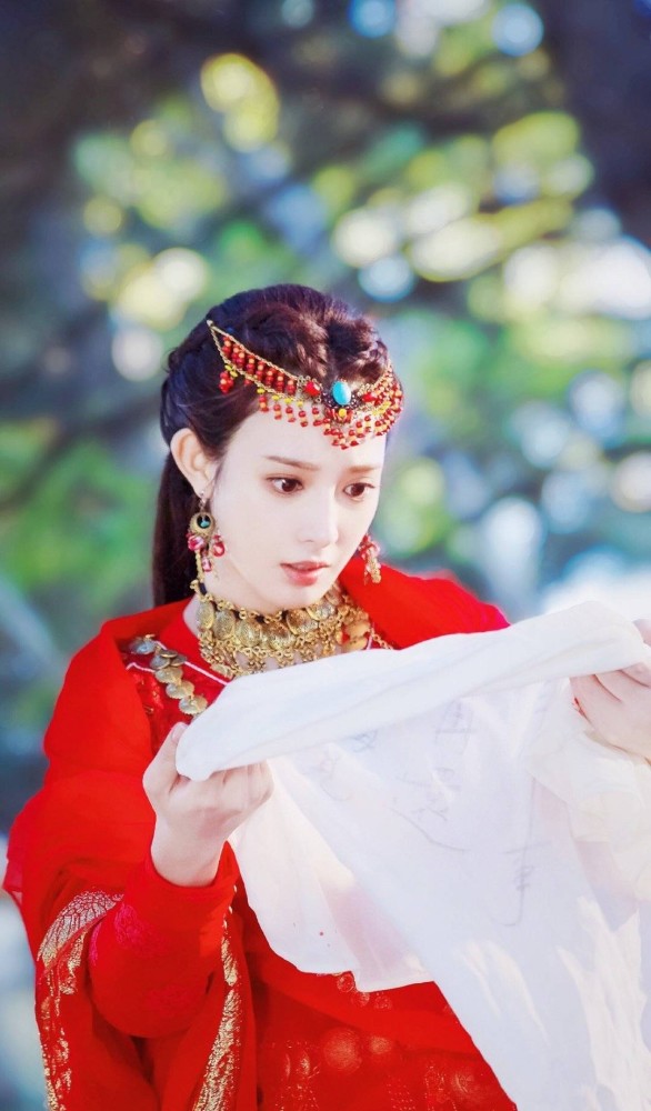 彭小苒《东宫》剧照,一袭红衣美到窒息!