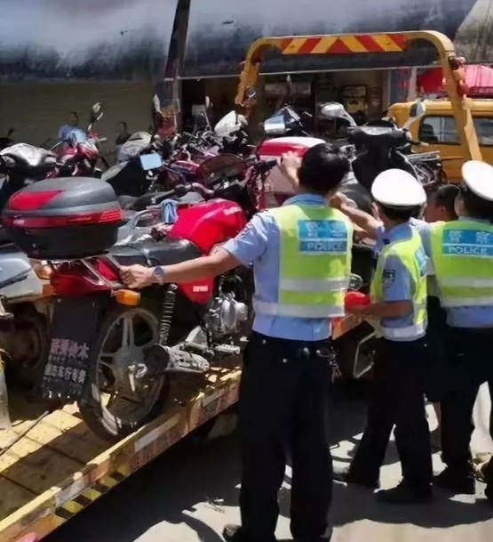 藤县交警再查扣一批交通违法摩托车!