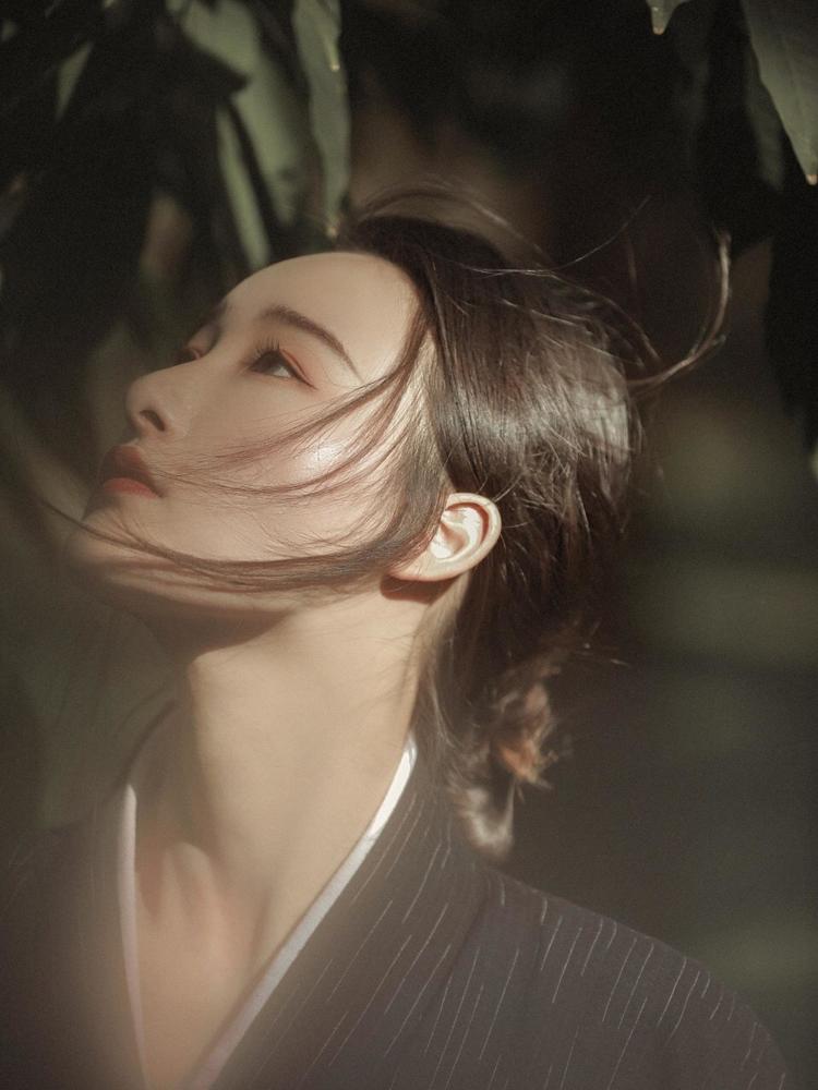 面容憔悴的和服少女,是在思念谁吗