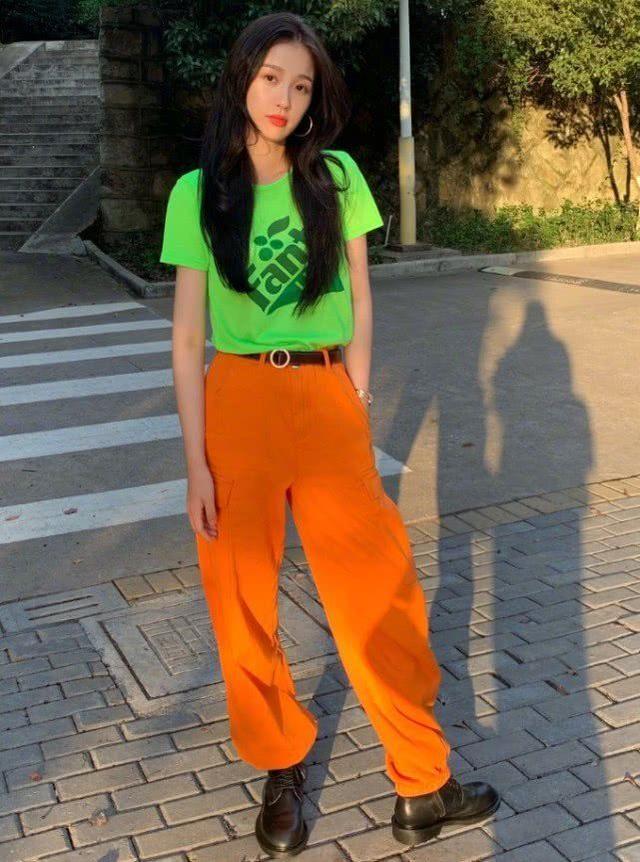 虞书欣大胆挑战撞色穿搭,妥妥的活力少女,却有几分像宋妍霏