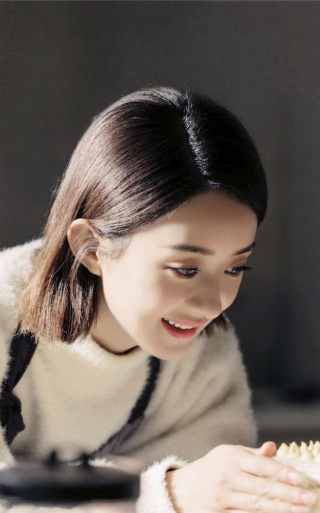 6张罕见赵丽颖生活照,图3嘟嘴卖萌,图6颠覆形象