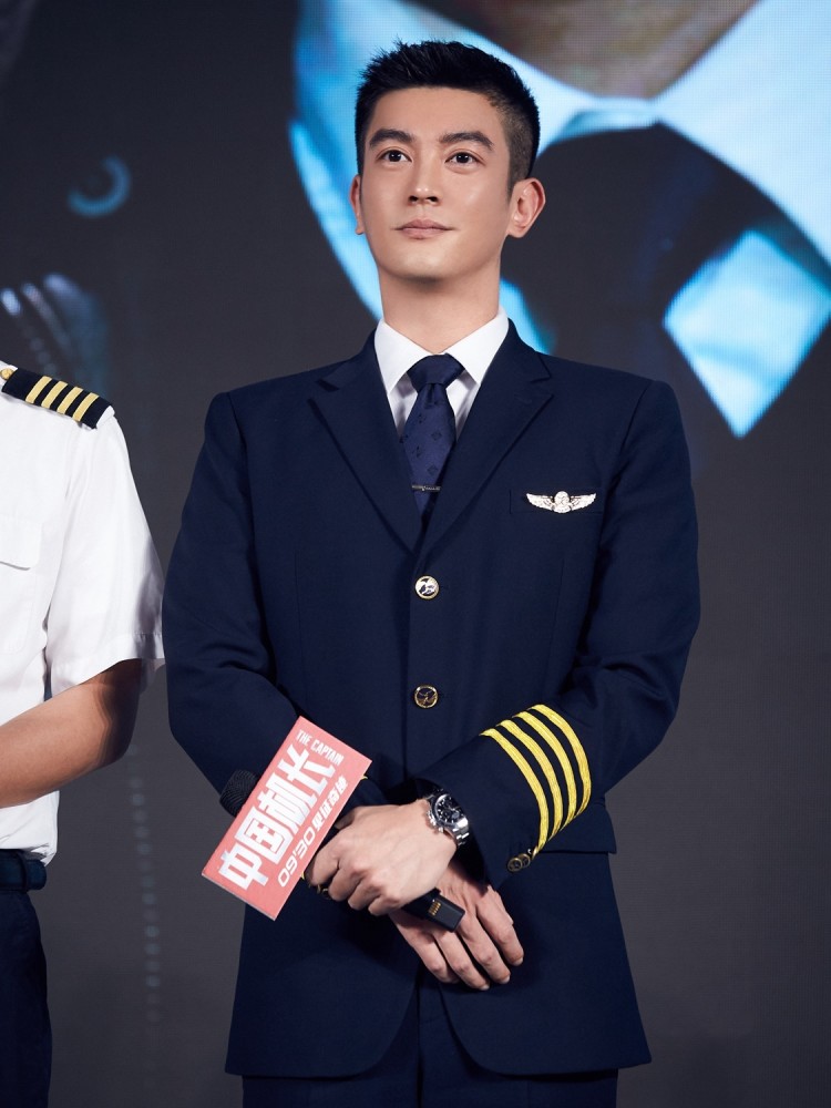 《中国机长》主演"制服秀"高清图集:他们是俊男美女,更是英雄