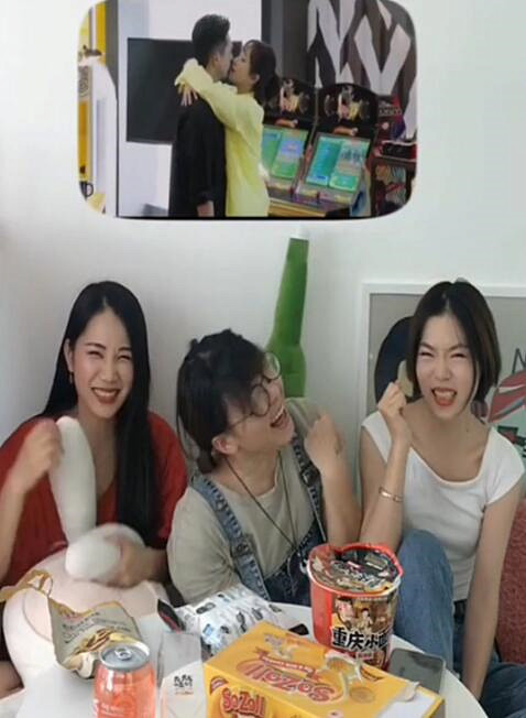 女生追剧是什么样?小时候看吻戏vs长大后看吻戏,简直太真实!