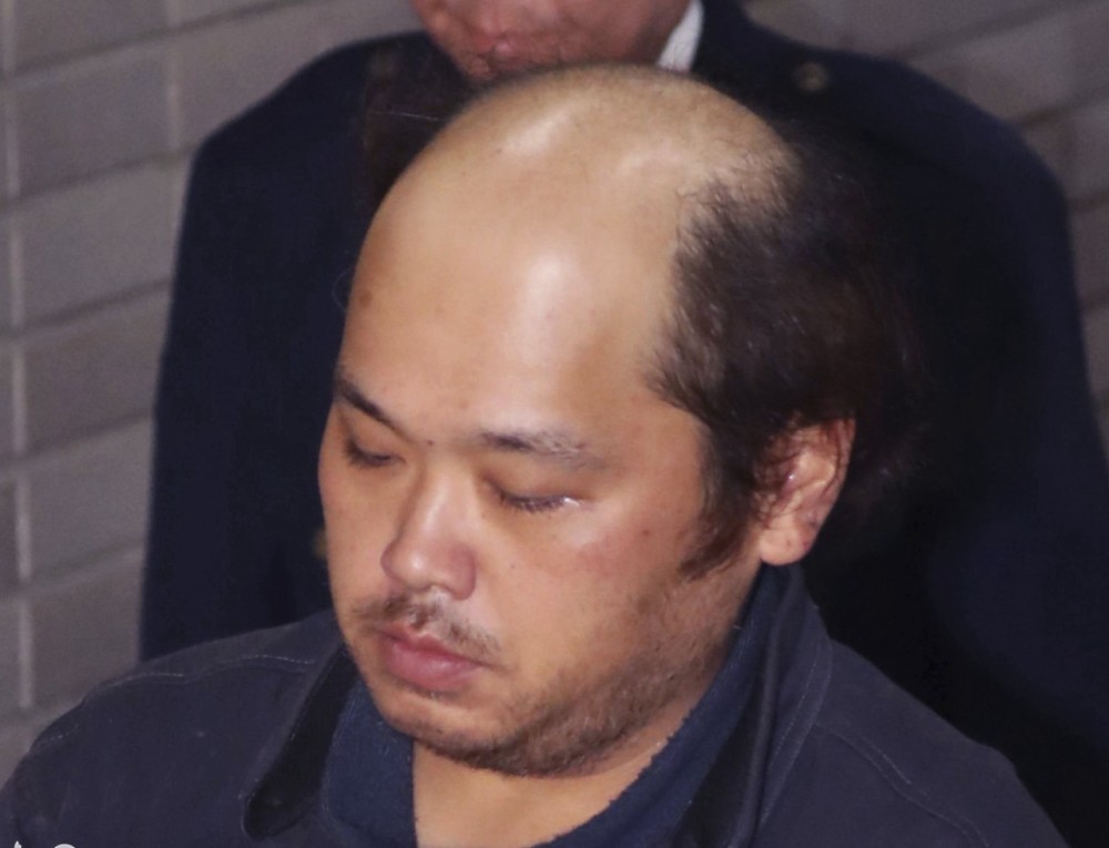 35岁秃顶男被抓捕,涉嫌杀害医药大学大一女学生,这种人真该死!