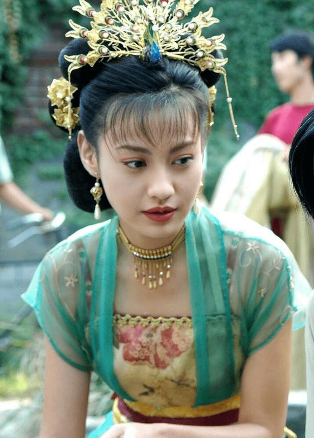 难美回江玉燕时期,杨雪晒古装面容大变,10岁女人似她翻版