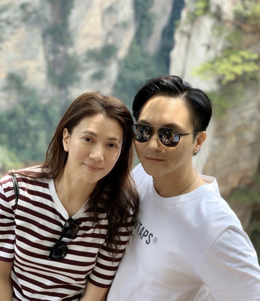 张智霖夫妇晒照,49岁袁咏仪素颜出镜,休闲装扮携手旅游好恩爱