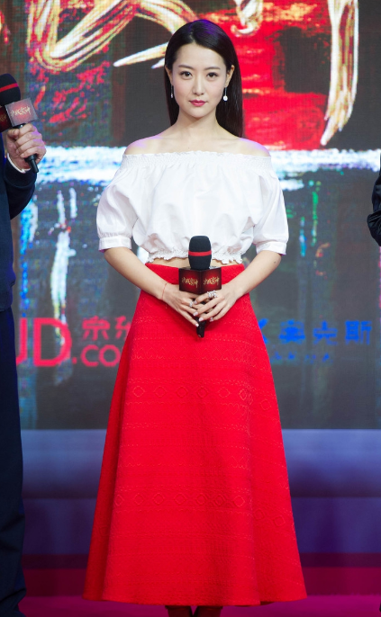 2012年主演《苦咖啡》,白冰在剧中饰演女一号,与胡歌续《神话》后再次