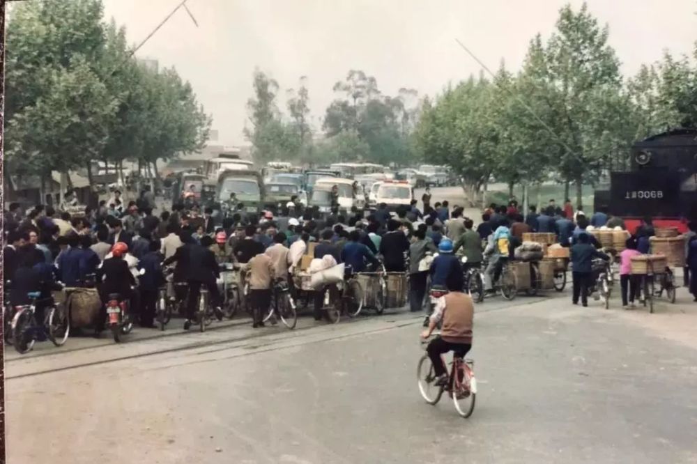 20世纪80年代,骑自行车上班的成都人