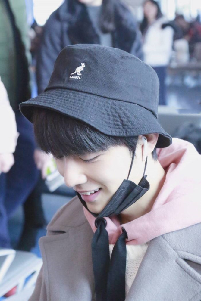 肖战戴帽子组图:世间星光闪闪春风翩翩,也抵不过你眉间的温柔