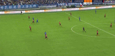 曹赟定接沙拉维的助攻兜射远角破门,帮助申花在4分钟内就火速扳平比分